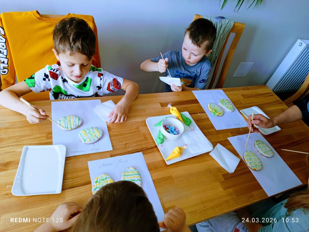 Wielkanocne Warsztaty Kulinarne w Willi "Moćkówka" w Busku-Zdroju. Słodkie przygotowania do Wielkanocy w grupie "Motylki".
