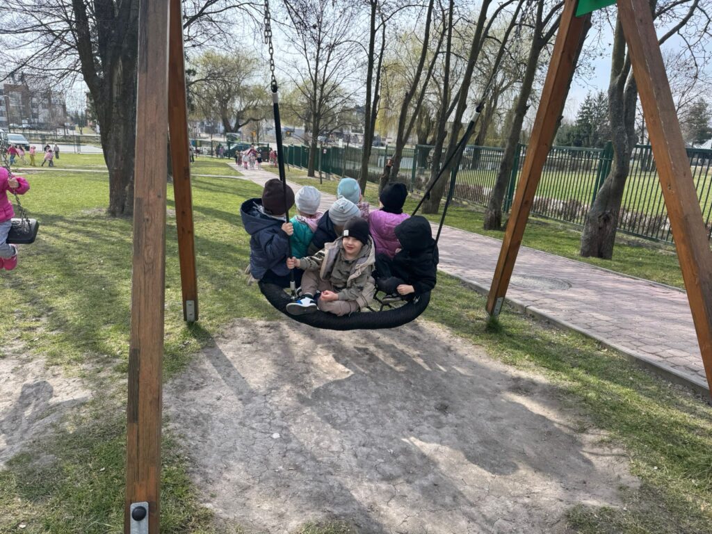 Wiosenne zabawy w ogródku przedszkolnym