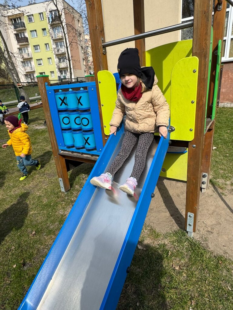 Wiosenne zabawy w ogródku przedszkolnym