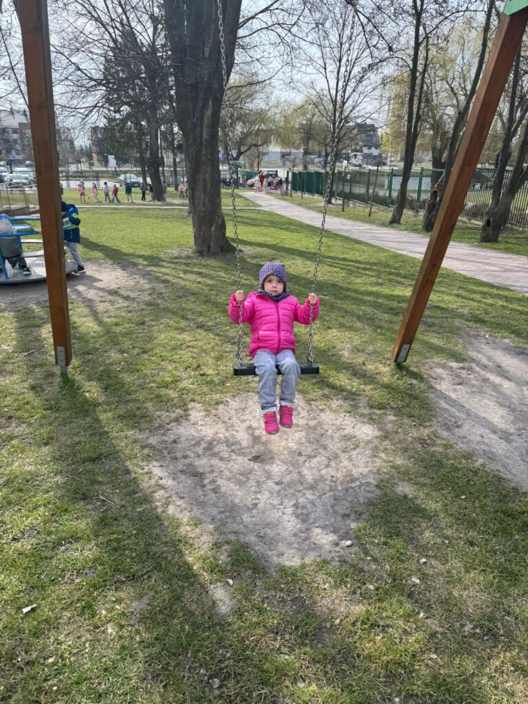 Wiosenne zabawy w ogródku przedszkolnym