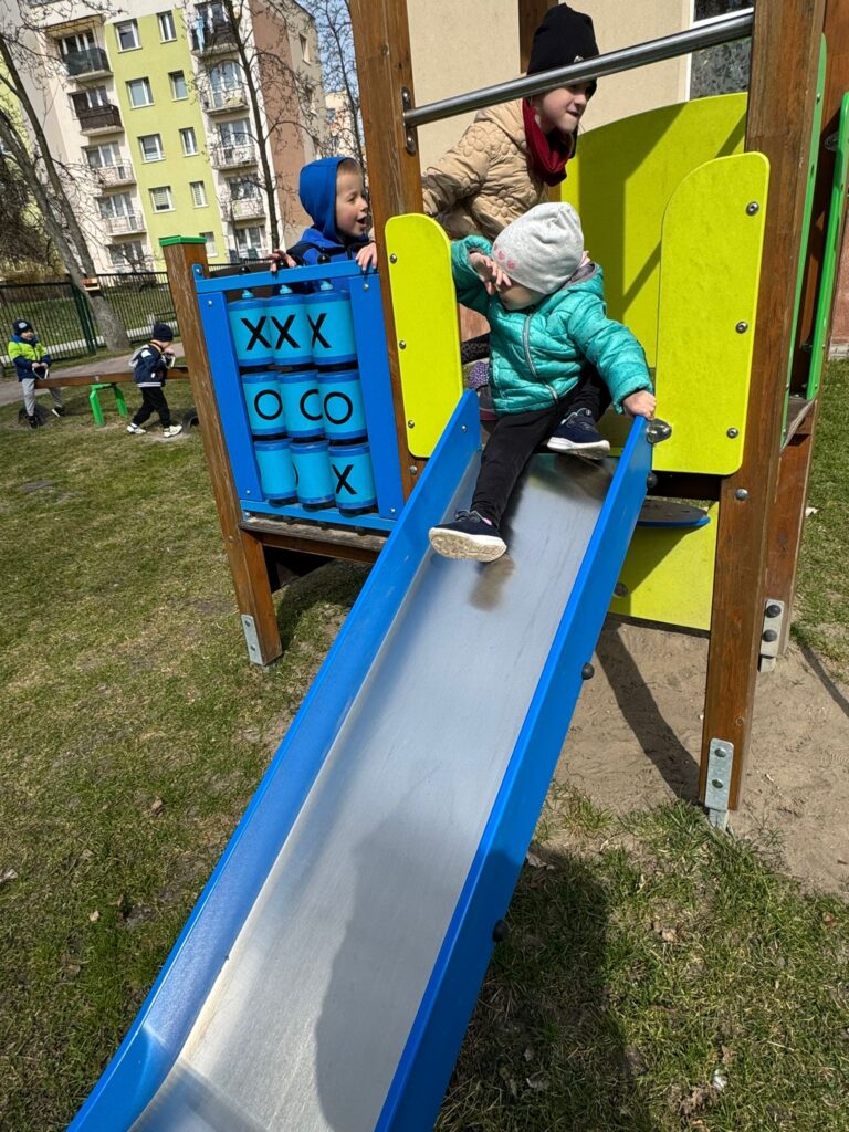Wiosenne zabawy w ogródku przedszkolnym