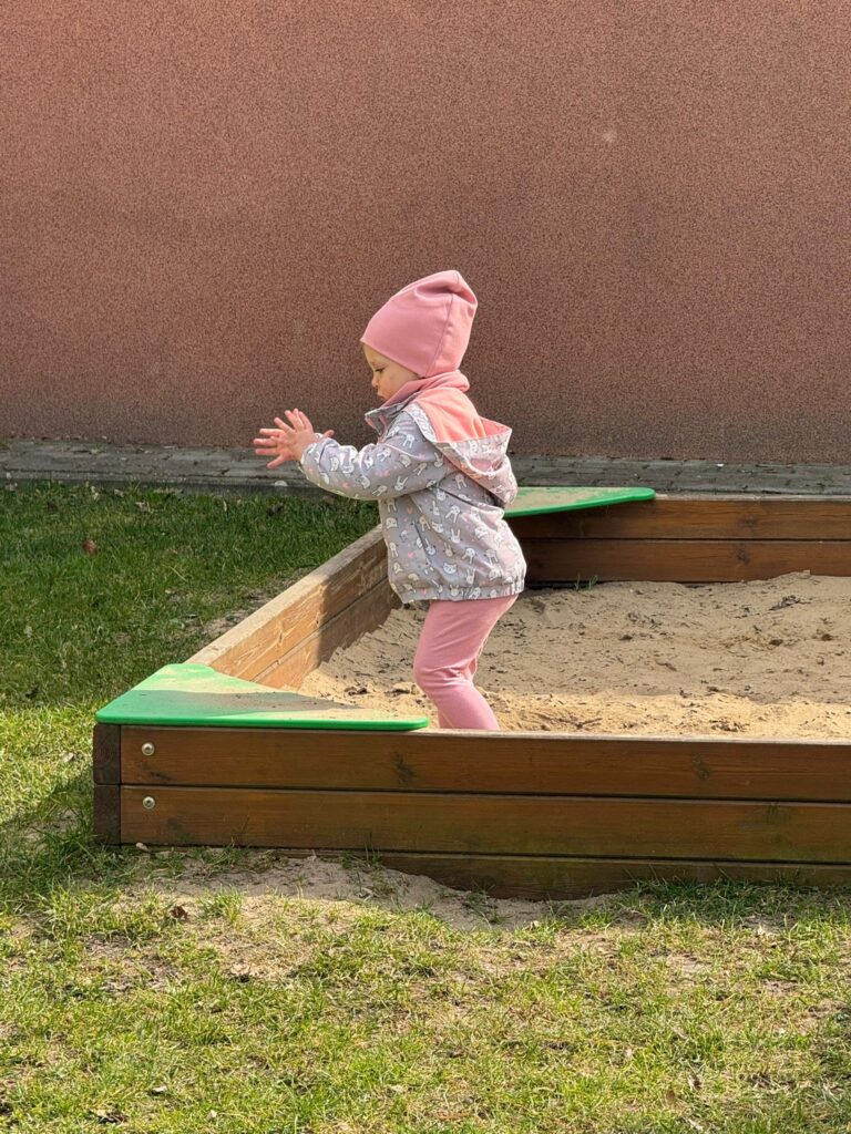 Wiosenne zabawy w ogródku przedszkolnym