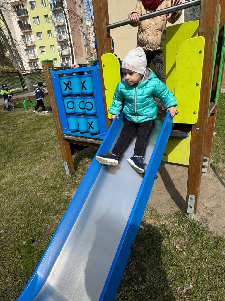 Wiosenne zabawy w ogródku przedszkolnym