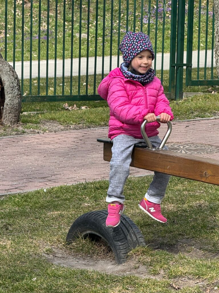 Wiosenne zabawy w ogródku przedszkolnym