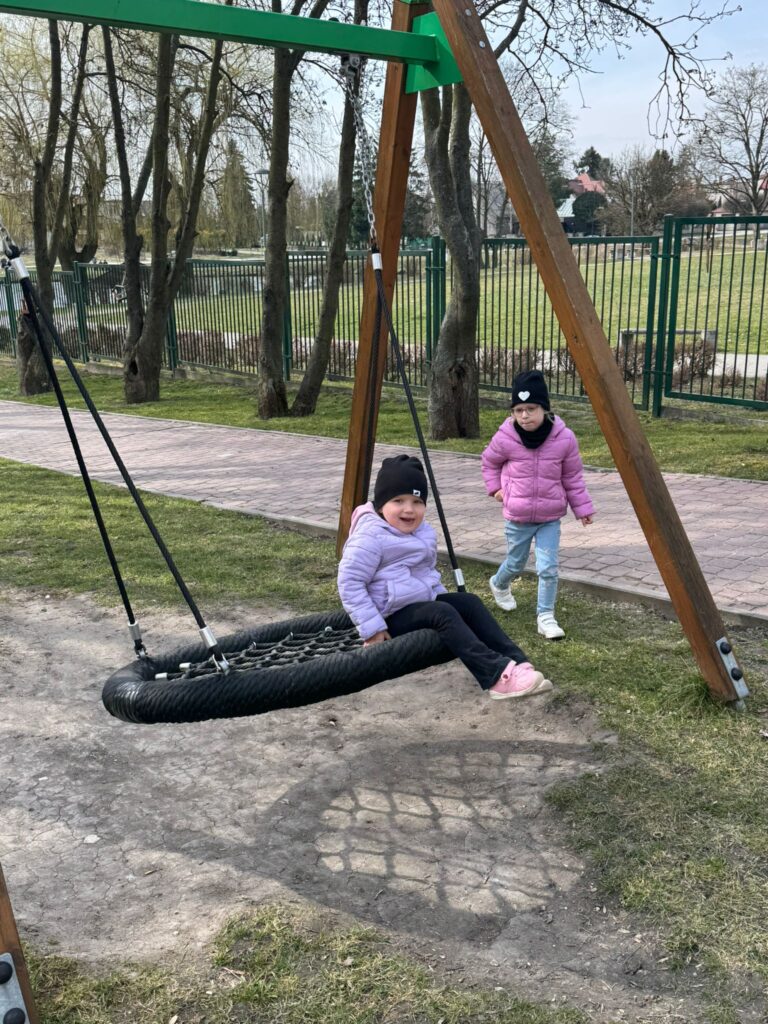 Wiosenne zabawy w ogródku przedszkolnym