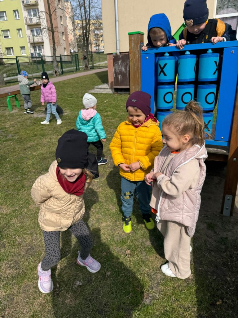 Wiosenne zabawy w ogródku przedszkolnym