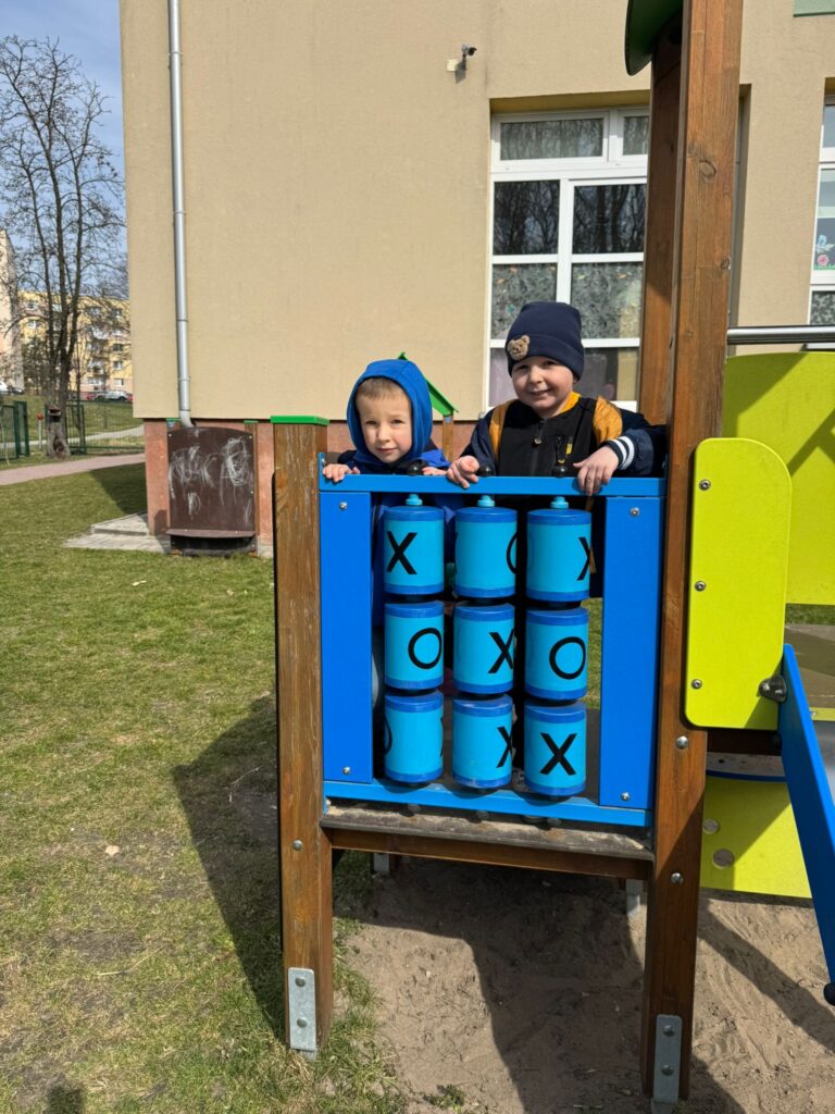 Wiosenne zabawy w ogródku przedszkolnym