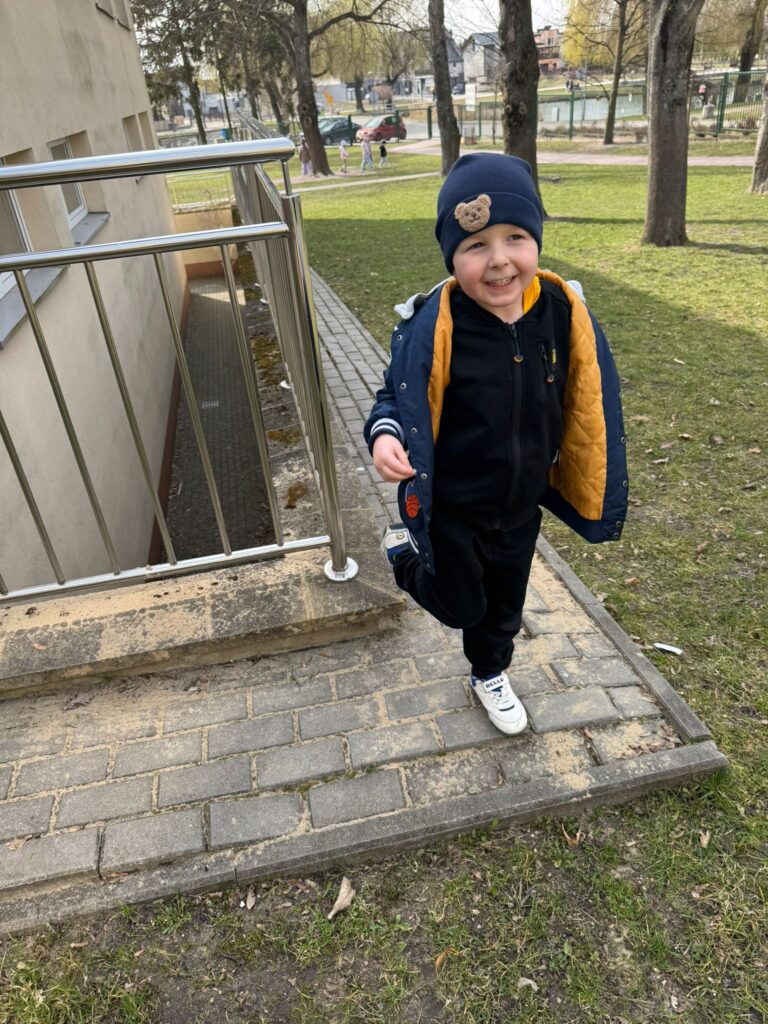 Wiosenne zabawy w ogródku przedszkolnym