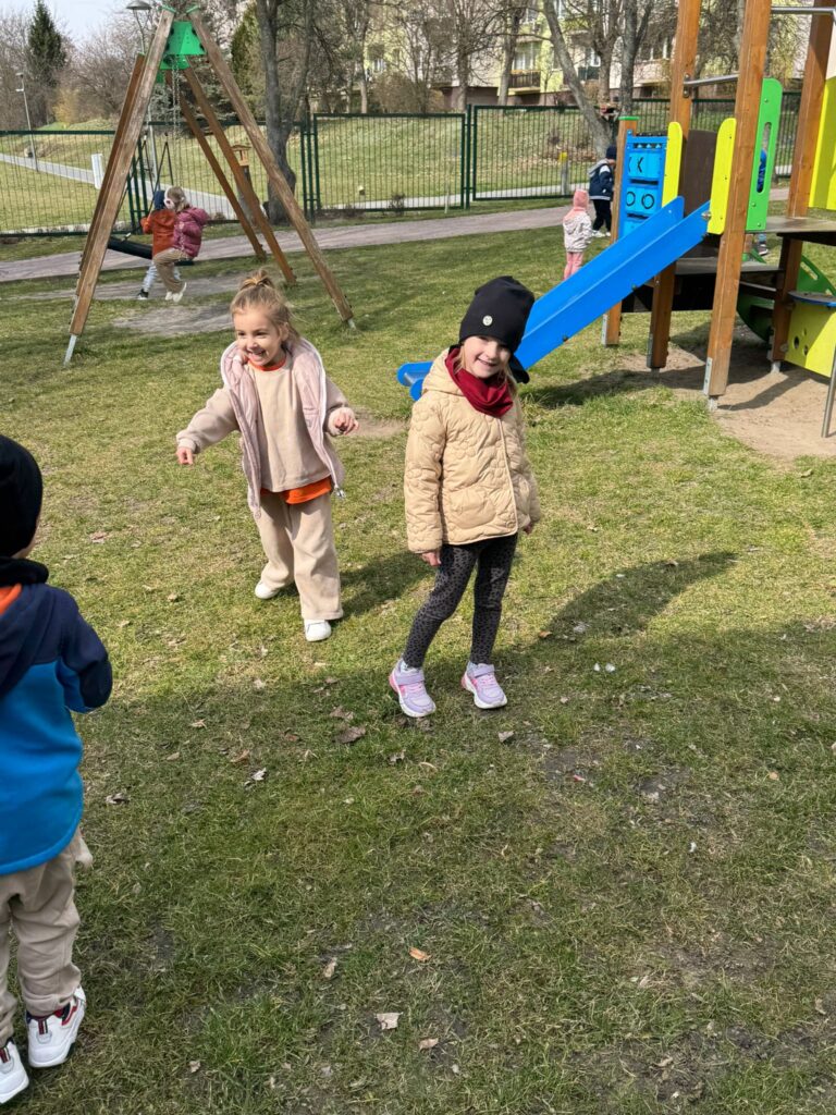 Wiosenne zabawy w ogródku przedszkolnym