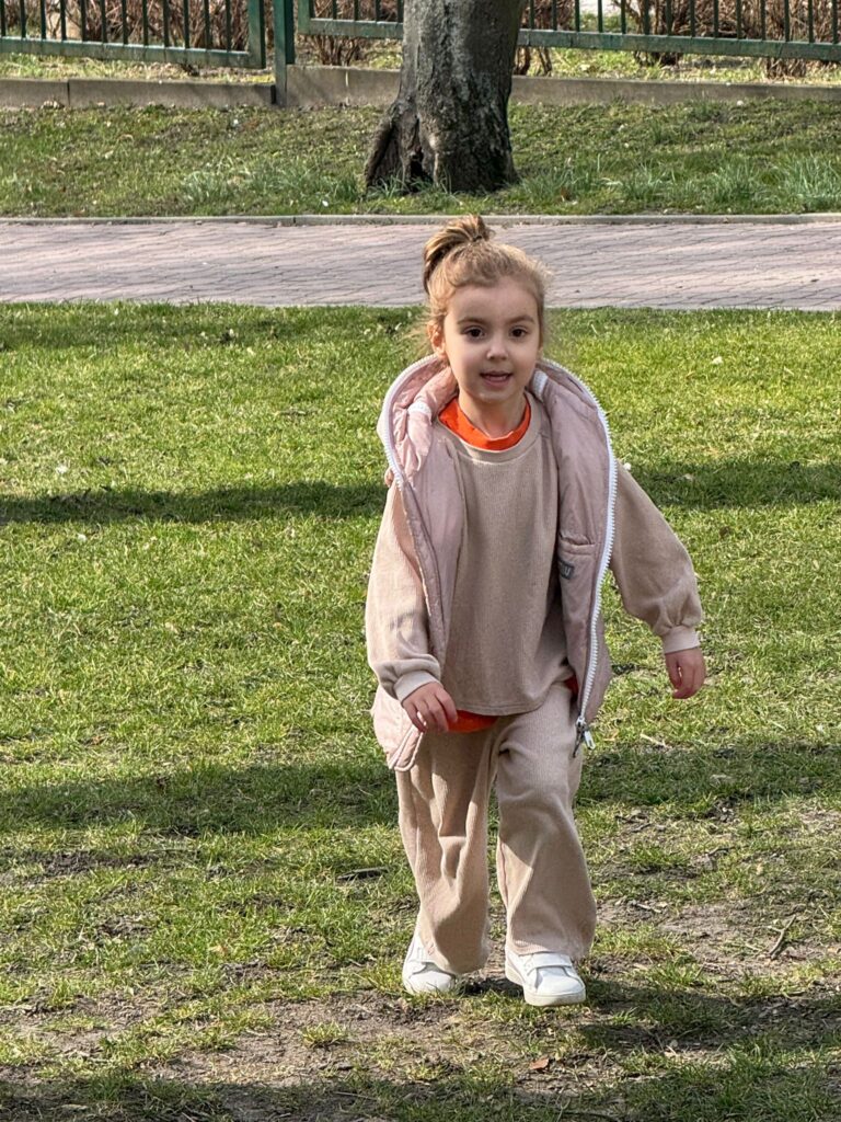 Wiosenne zabawy w ogródku przedszkolnym