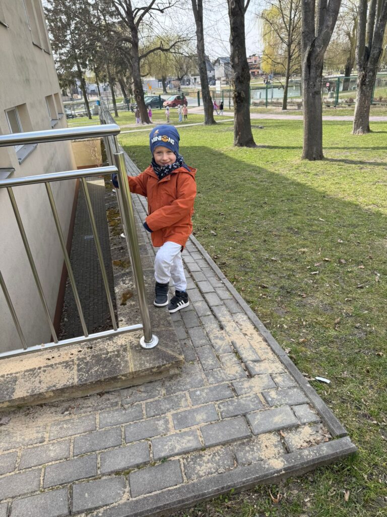 Wiosenne zabawy w ogródku przedszkolnym