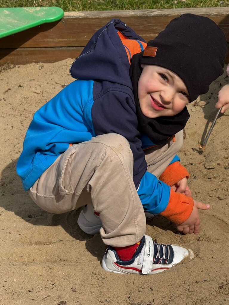 Wiosenne zabawy w ogródku przedszkolnym