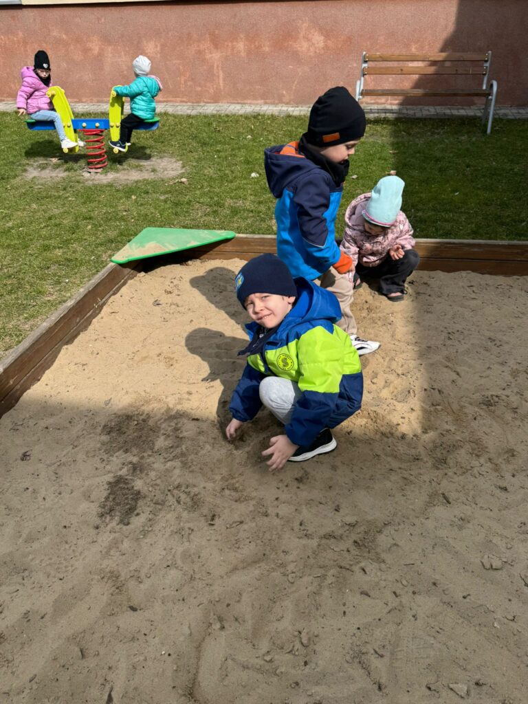 Wiosenne zabawy w ogródku przedszkolnym
