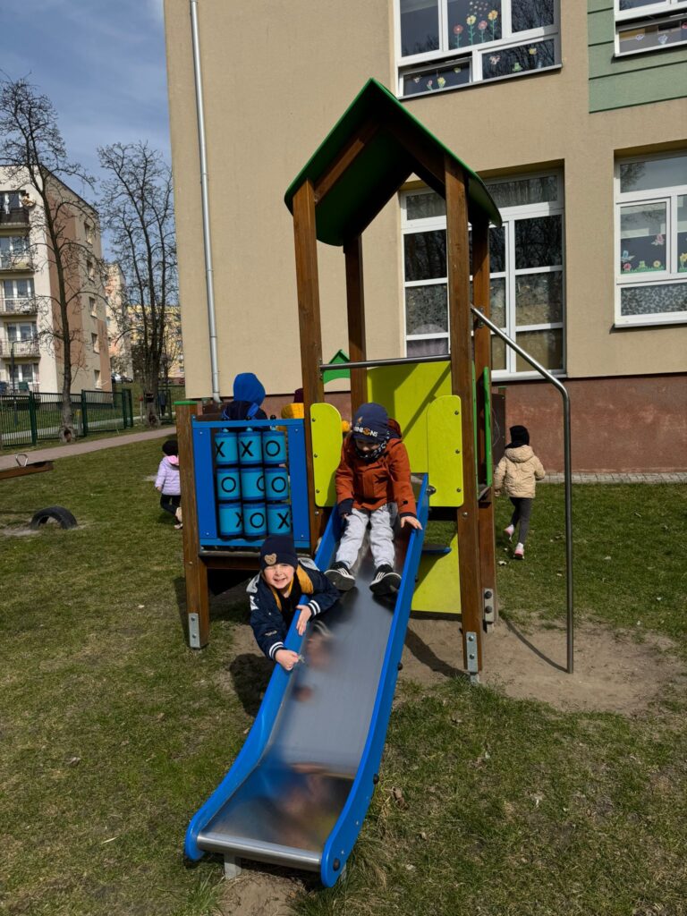 Wiosenne zabawy w ogródku przedszkolnym