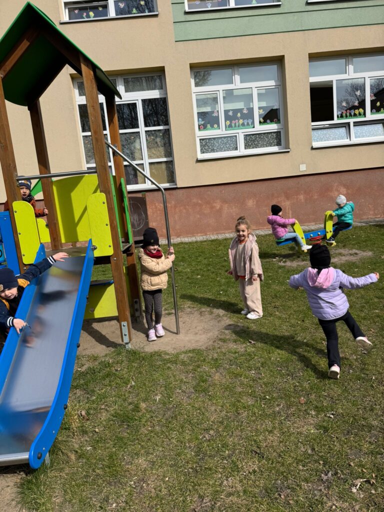 Wiosenne zabawy w ogródku przedszkolnym