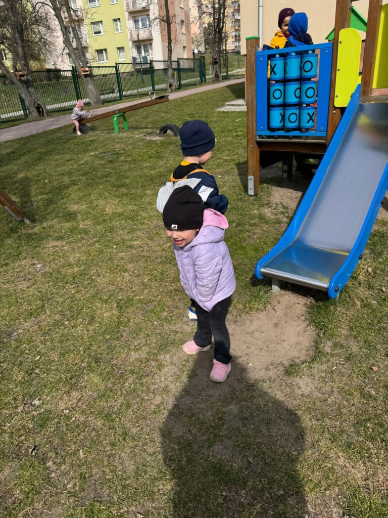 Wiosenne zabawy w ogródku przedszkolnym