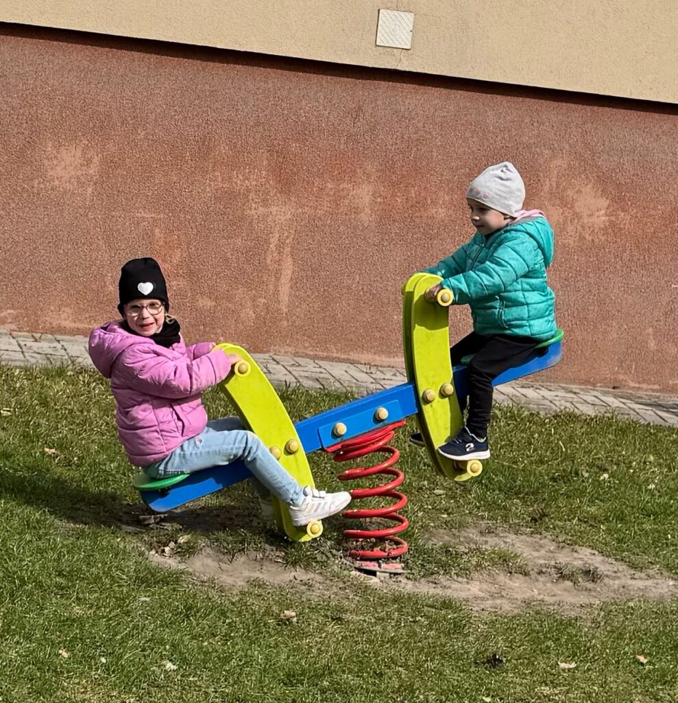 Wiosenne zabawy w ogródku przedszkolnym