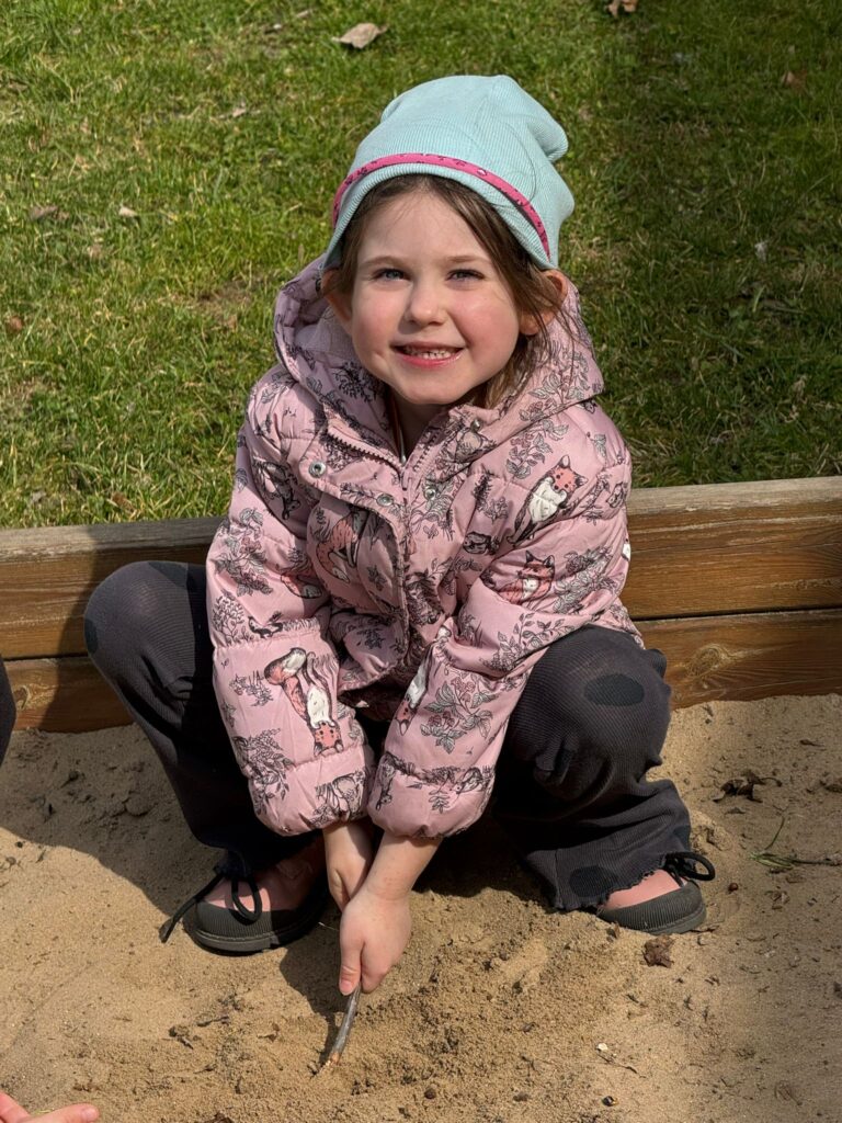 Wiosenne zabawy w ogródku przedszkolnym