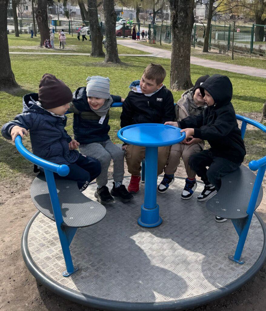 Wiosenne zabawy w ogródku przedszkolnym