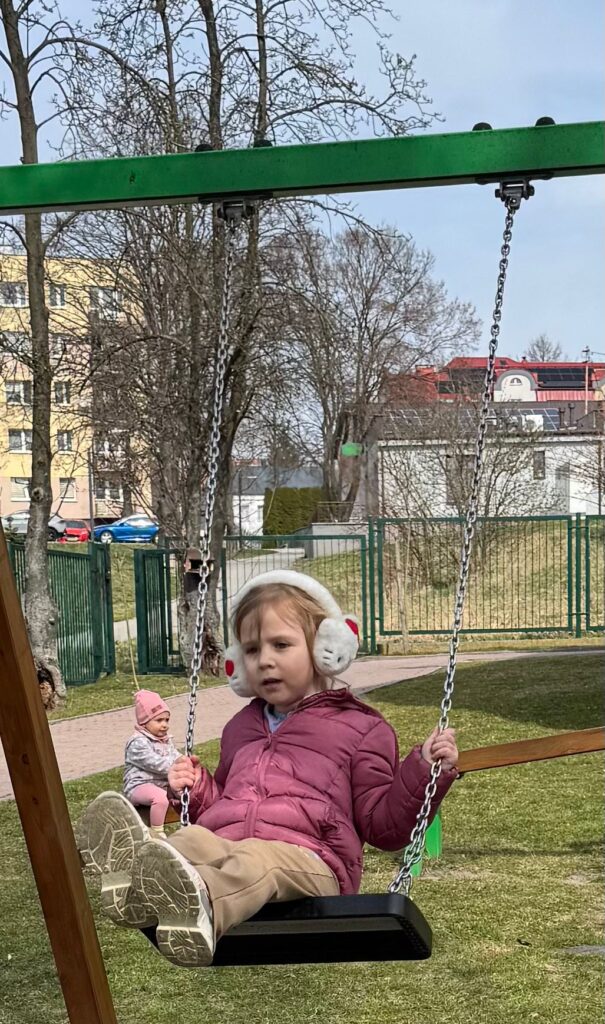 Wiosenne zabawy w ogródku przedszkolnym