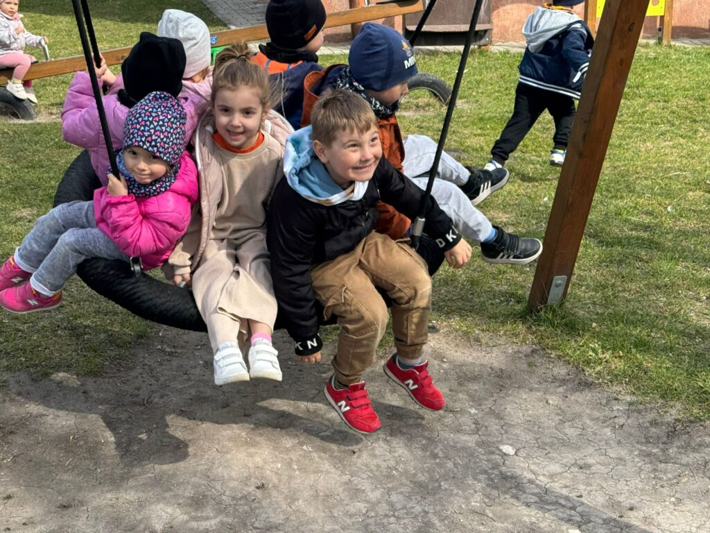 Wiosenne zabawy w ogródku przedszkolnym