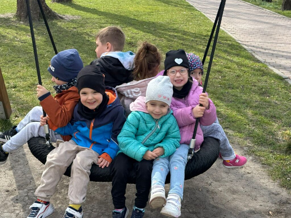 Wiosenne zabawy w ogródku przedszkolnym