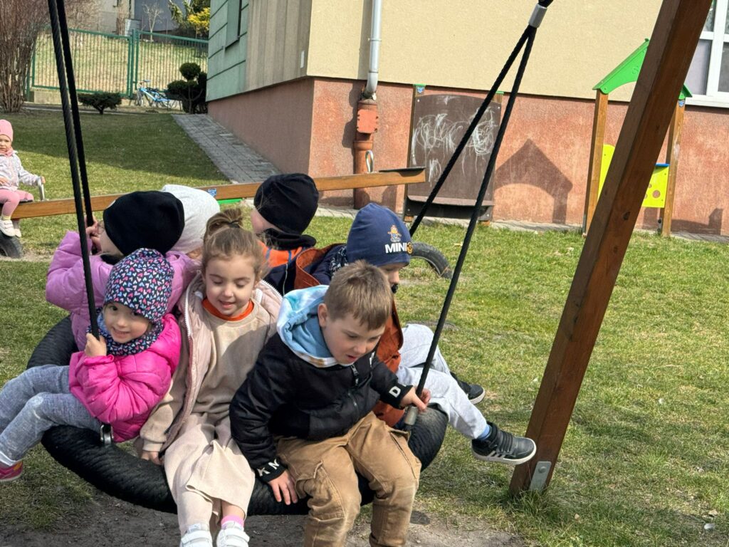 Wiosenne zabawy w ogródku przedszkolnym
