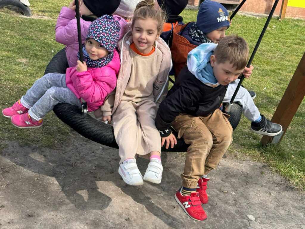 Wiosenne zabawy w ogródku przedszkolnym