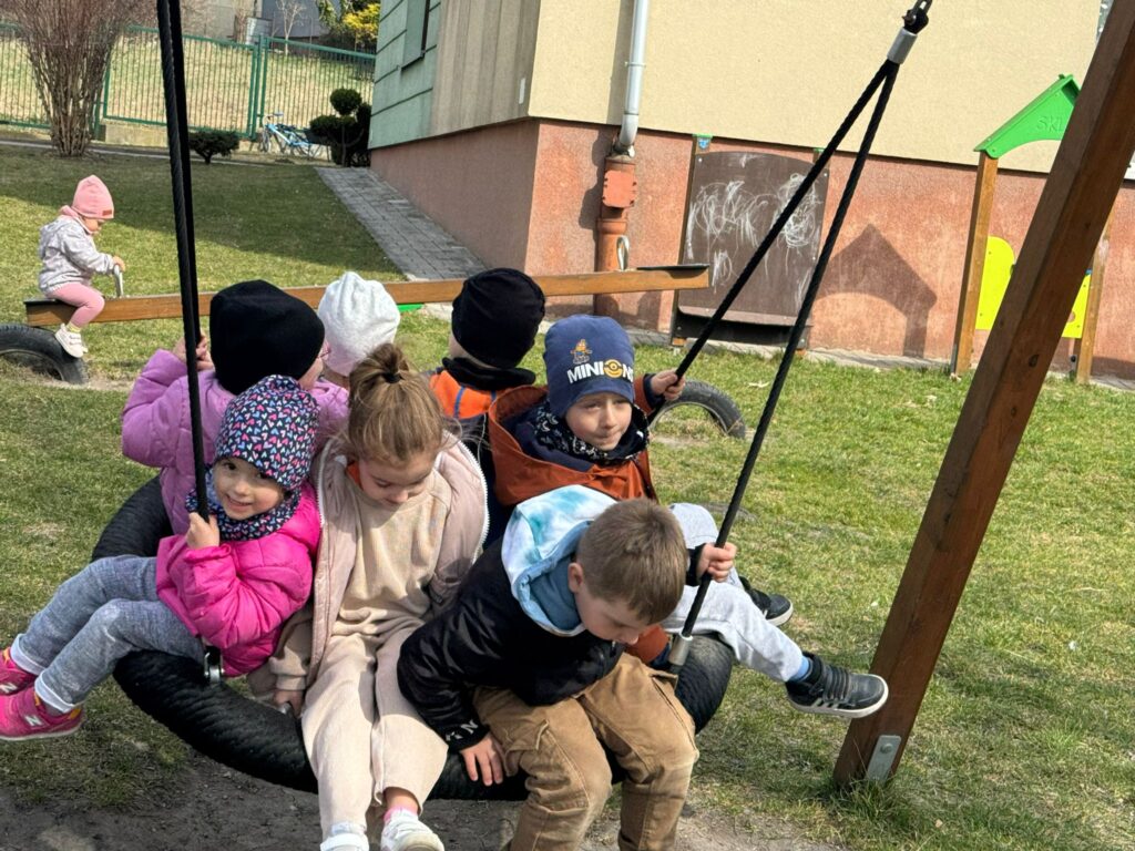 Wiosenne zabawy w ogródku przedszkolnym