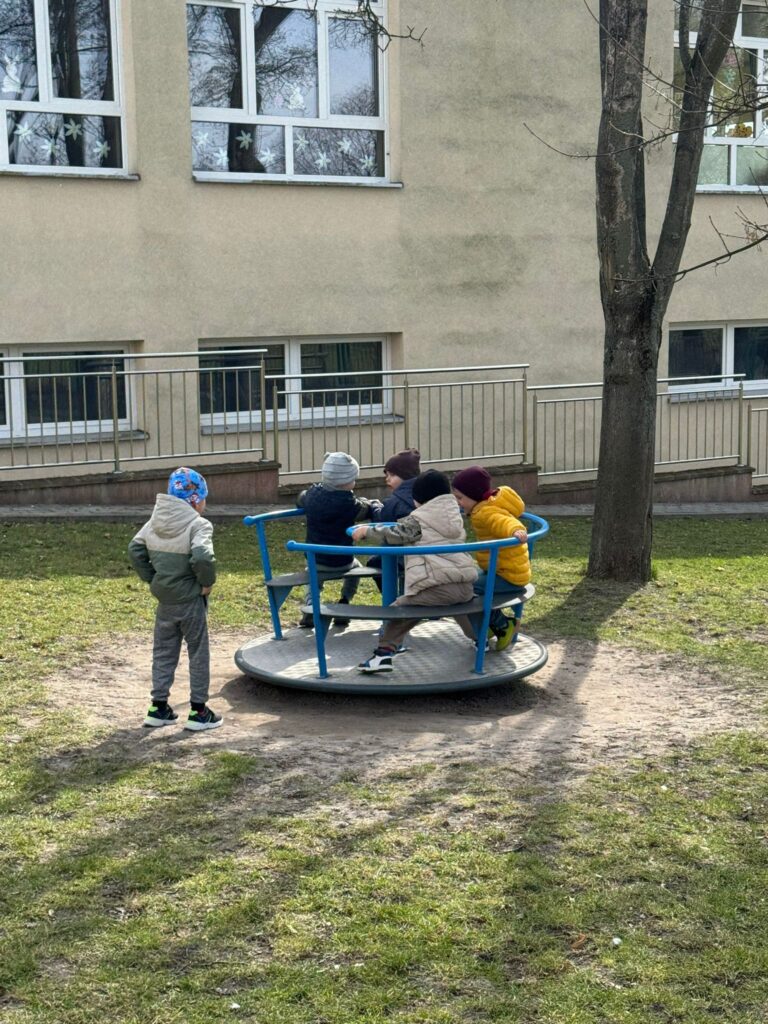 Wiosenne zabawy w ogródku przedszkolnym