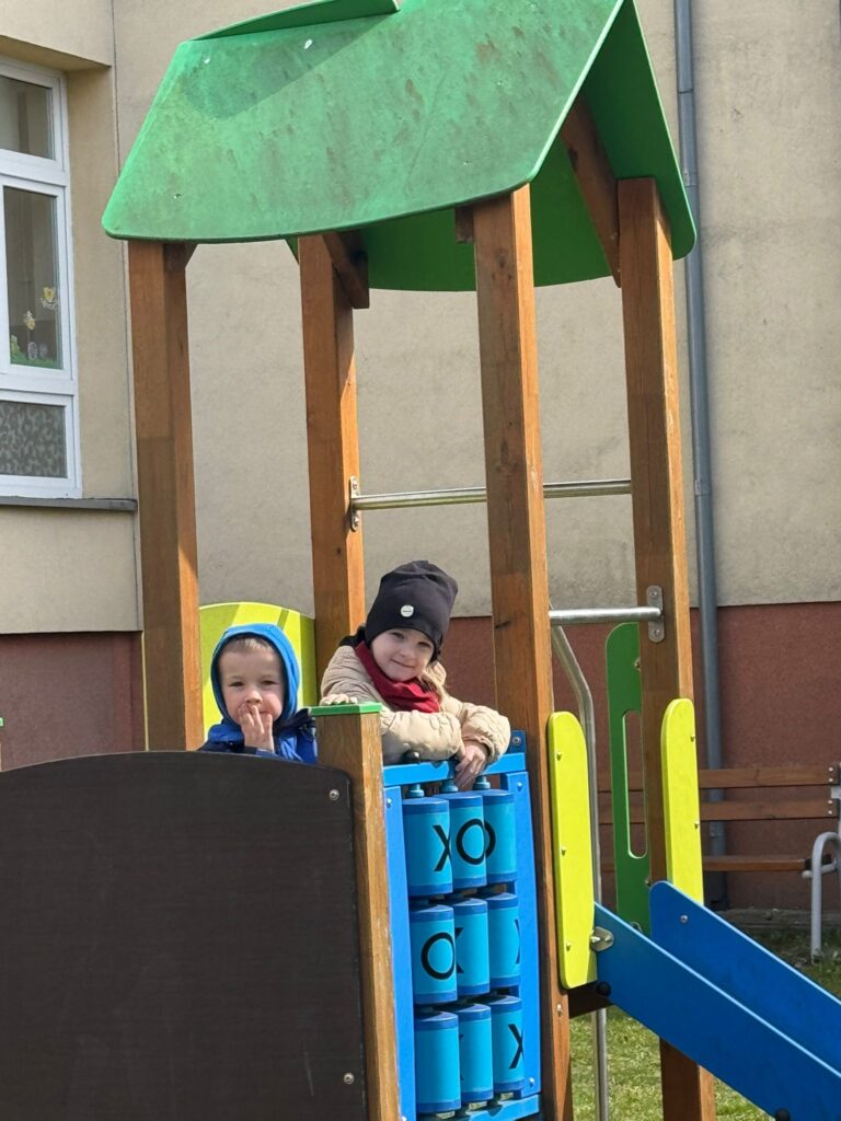 Wiosenne zabawy w ogródku przedszkolnym