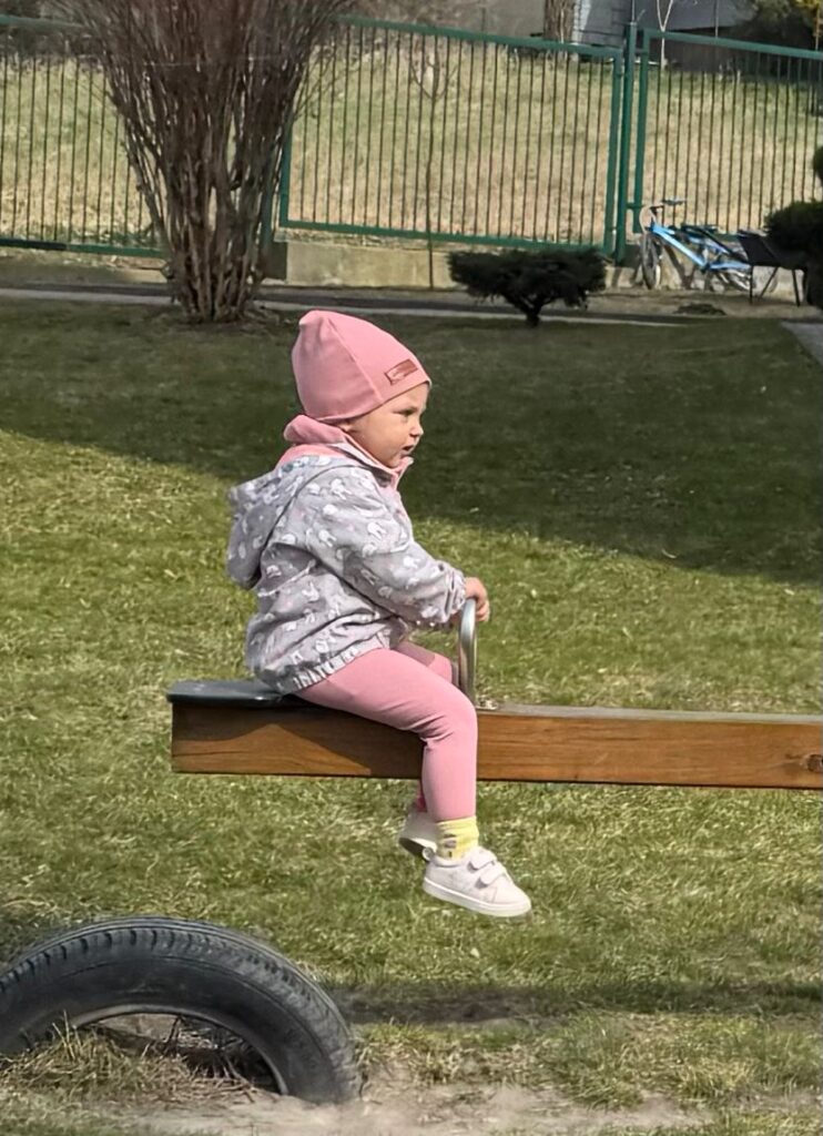 Wiosenne zabawy w ogródku przedszkolnym