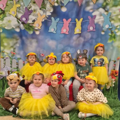 Zdrowych i pogodnych Świąt Wielkanocnych, pełnych spokoju, nadziei, radości, pięknej pogody i najsmaczniejszych wielkanocnych przysmaków. życzą dzieci z grupy "MISIE" Wesołych Świąt!