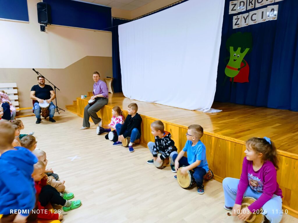 Warsztaty gry na bębnach - grupa "Pszczółki".