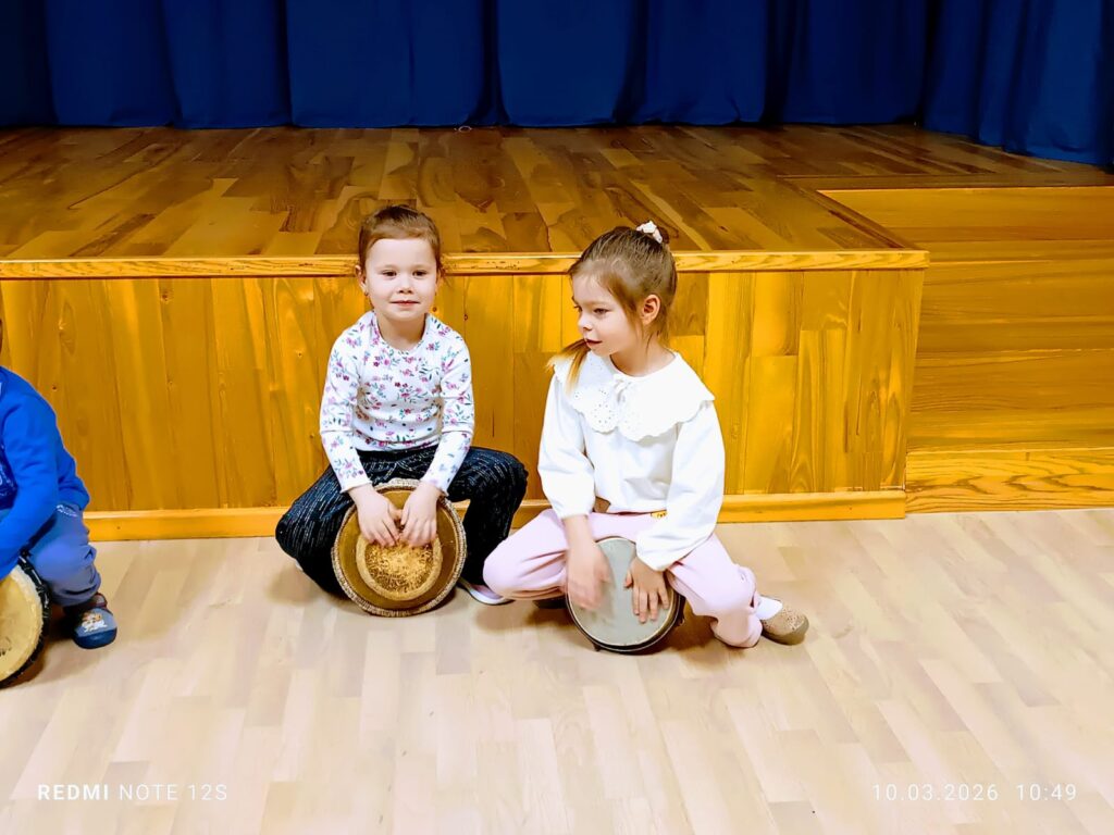 Warsztaty gry na bębnach - Grupa "Wiewiórki".