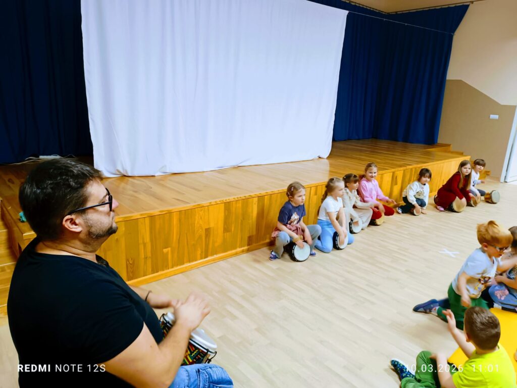 Warsztaty gry na bębnach - grupa "Motylki".