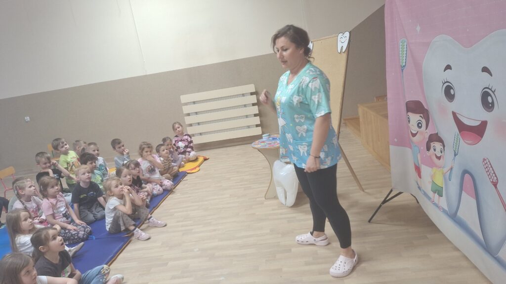 W krainie białego uśmiechu: Spotkanie z Panią higienistką- grupa Żyrafki