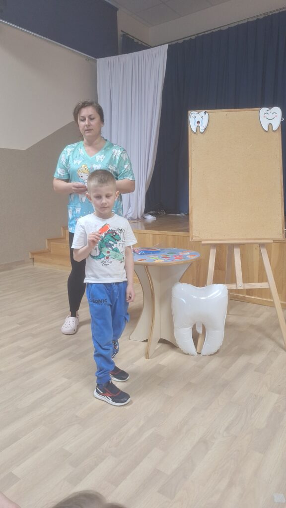 W krainie białego uśmiechu: Spotkanie z Panią higienistką- grupa Żyrafki