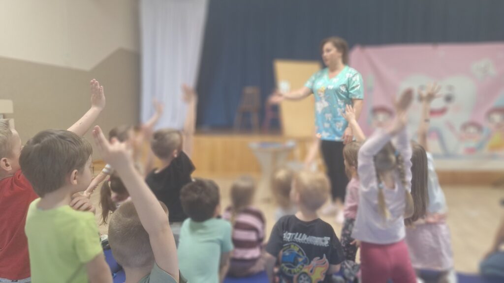 W krainie białego uśmiechu: Spotkanie z Panią higienistką- grupa Żyrafki