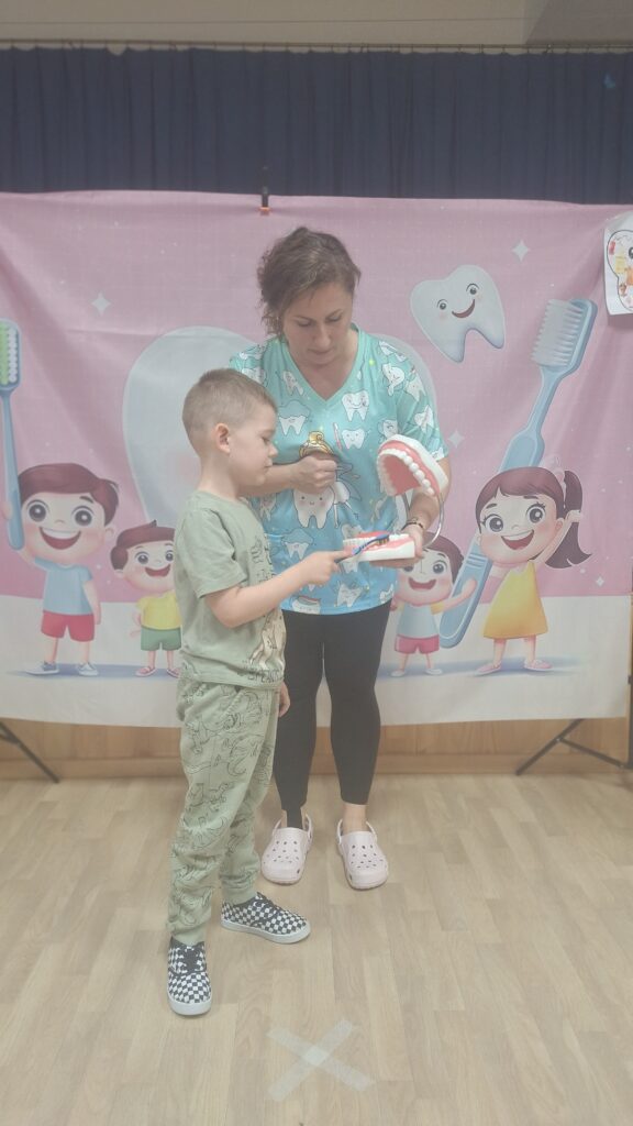 W krainie białego uśmiechu: Spotkanie z Panią higienistką- grupa Żyrafki