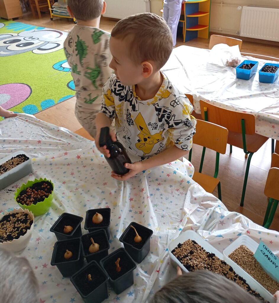 Wiosenne sadzenie w grupie "Pszczółki".