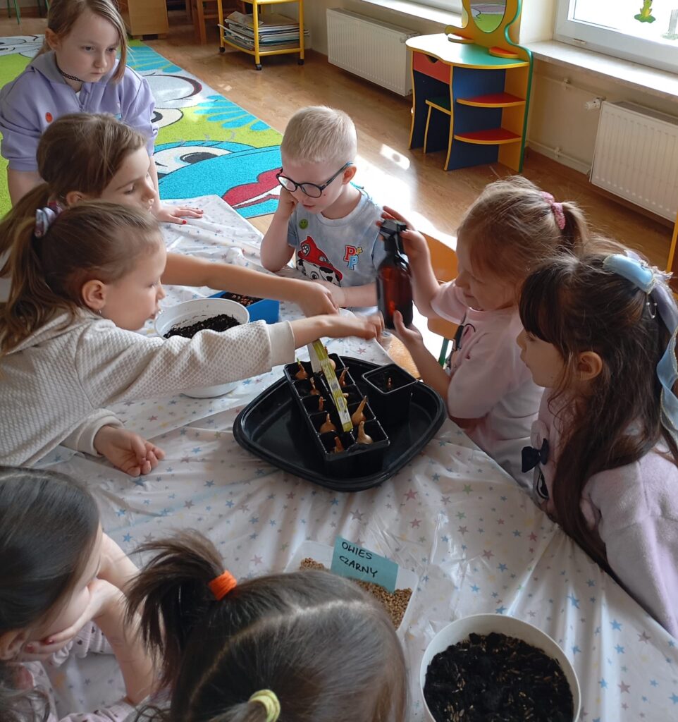 Wiosenne sadzenie w grupie "Pszczółki".