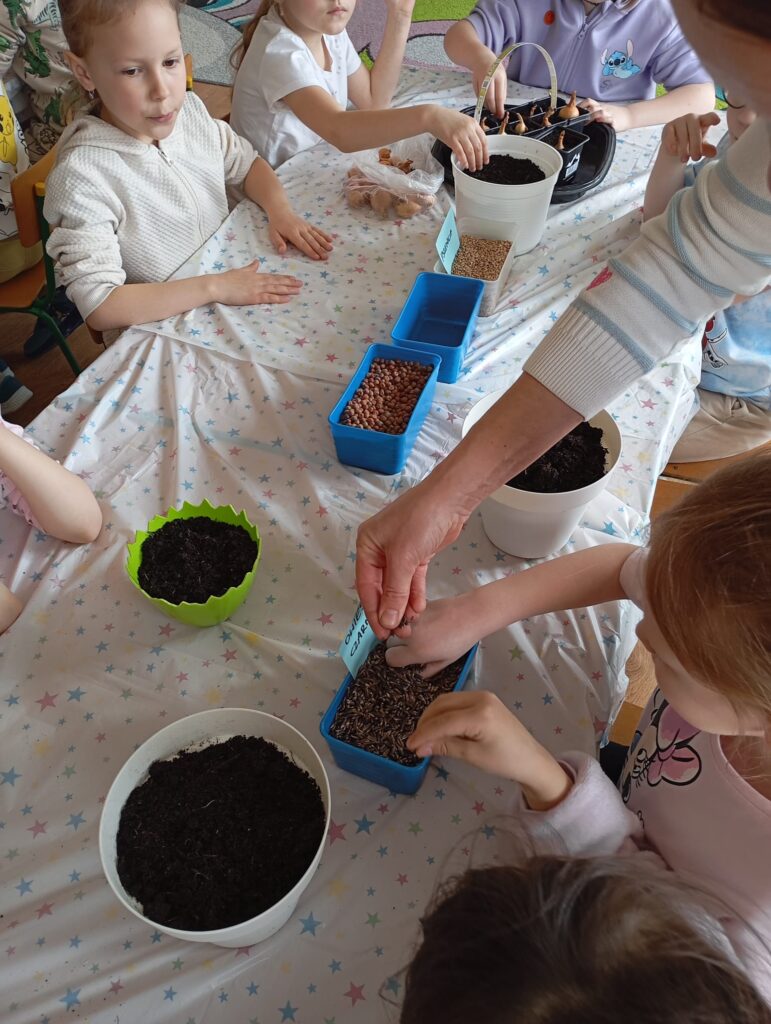 Wiosenne sadzenie w grupie "Pszczółki".