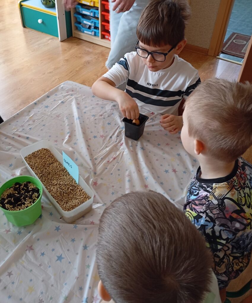 Wiosenne sadzenie w grupie "Pszczółki".