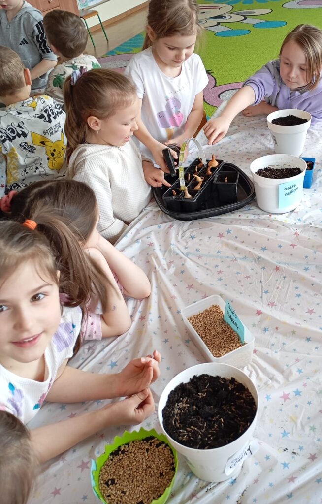 Wiosenne sadzenie w grupie "Pszczółki".