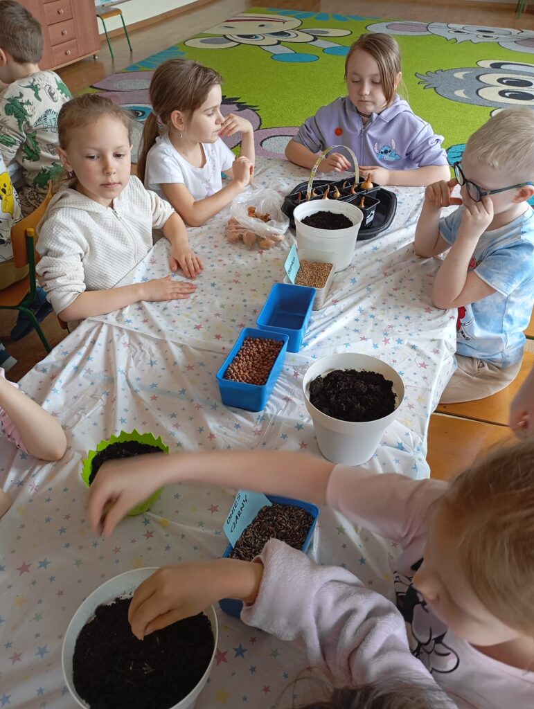 Wiosenne sadzenie w grupie "Pszczółki".