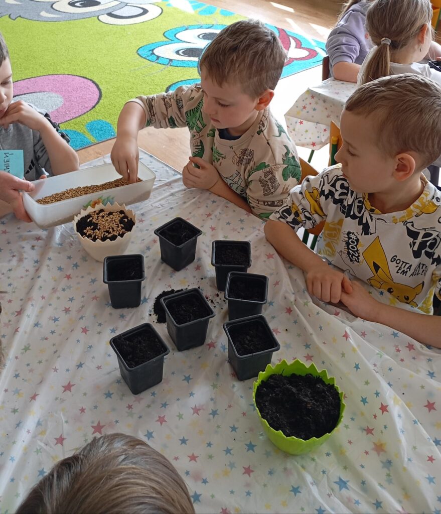 Wiosenne sadzenie w grupie "Pszczółki".