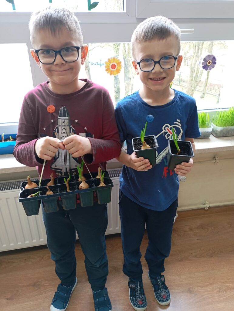 Wiosenne sadzenie w grupie "Pszczółki".