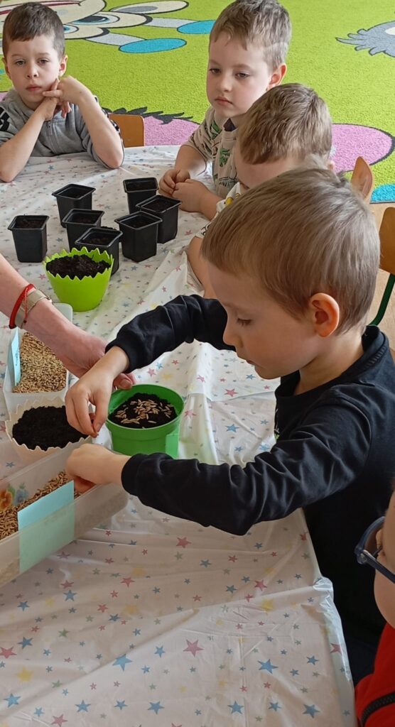 Wiosenne sadzenie w grupie "Pszczółki".
