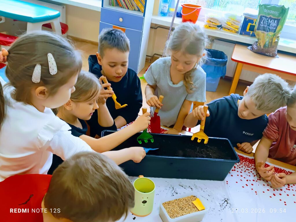 „Motylki” zakładają swój wiosenny ogródek.
